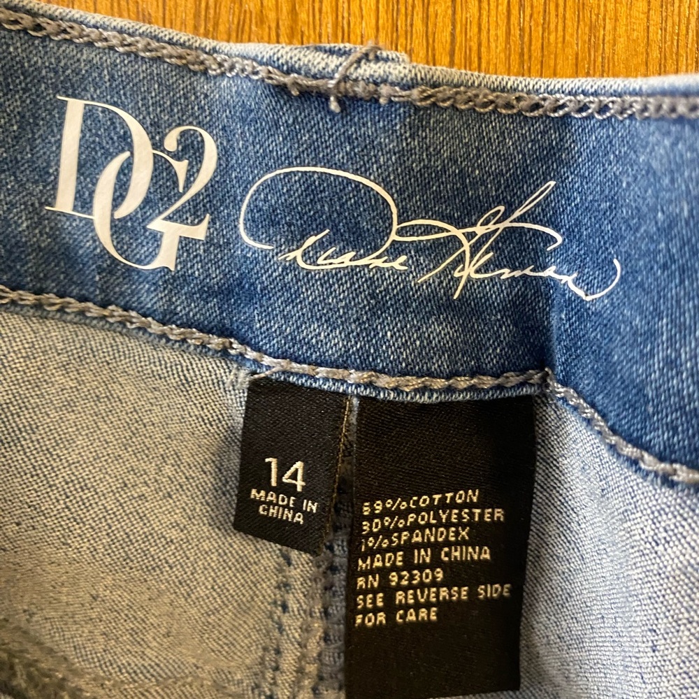 Women's High Rise Floral Embroidered Jeans - Picture 3 of 7